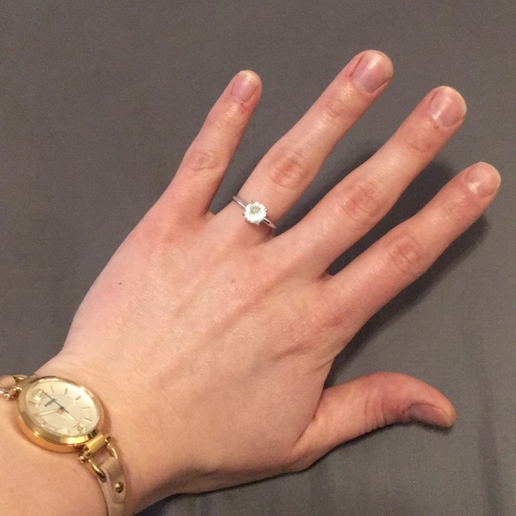 Beautiful Solitaire Ring - Picture 2 of 6